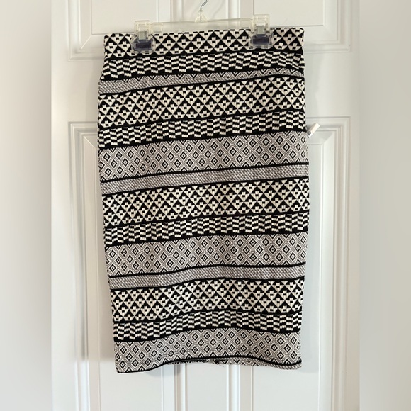 Charlotte Russe Dresses & Skirts - NWT Black and White Patterned Women's Skirt✨